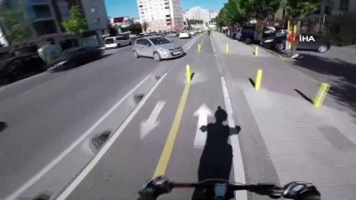 bisiklet -  Otomobilini kaldırıma park eden sürücü, tepki gösteren bisikletlilerin üzerine yürüdü  Videosu