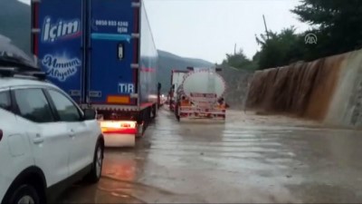 karya - Sakarya'da sağanak - Su baskınlar nedeniyle ulaşımda aksamalar yaşanıyor - SAKARYA Videosu
