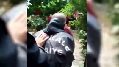 yasli kadin -  Sel sonrası evinde mahsur kalan yaşlı kadını itfaiye eri sırtında taşıdı Videosu