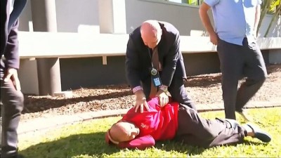 basin aciklamasi - Avustralyalı emniyet görevlisi basın bildirisi sırasında kaçan zanlıya müdahale etti  Videosu