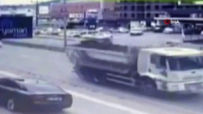 elektrik diregi -  Direksiyon başında fenalaştı, elektrik direğine çarptı...Kaza anı kamerada Videosu