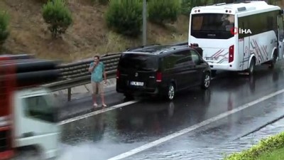 mahsur kaldi -  Hasdal'da biriken yağmur suları nedeniyle araçlar mahsur kaldı  Videosu