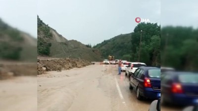 asiri yagis -  Sağanak yağmur sonrası toprak kayması...Aniden bastıran yağış yolları göle çevirdi Videosu