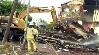  Samatya’da kül olan tarihi bina, ekiplerce kontrolü bir şekilde yıkıldı