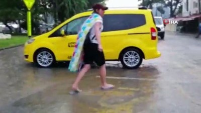 kapali alan -  Turistler yalın ayak yağmurdan kaçtı Videosu