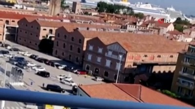 italyan -  - İtalya’da Yolcu Gemisi Turist Teknesine Çarptı  Videosu