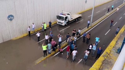 mahsur kaldi - Baba ve oğlu alt geçitte biriken suda mahsur kaldı - ELAZIĞ Videosu