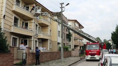 itfaiye eri - Evde mahsur kalan çocuk ile kedisini itfaiye kurtardı - DÜZCE Videosu