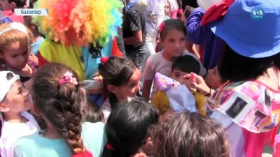 multeci - Mülteci Kampındaki Çocuklara Atla Terapi Videosu
