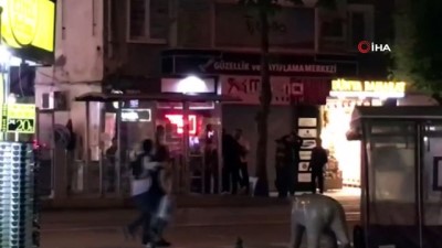 amator kamera - Tartıştığı gence temizlik süpürgesi fırlattı...Tramvay durağında süpürgeli kavga kamerada  Videosu