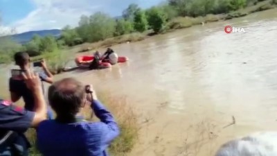 mahsur kaldi -  Taşan derede mahsur kalan vatandaş kurtarıldı Videosu