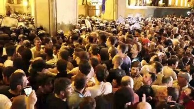 plastik mermi - Gürcistan'da protestocular parlamentoyu kuşattı - TİFLİS  Videosu