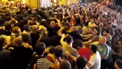  - Gürcistan’daki Protestolarda En Az 70 Kişi Yaralandı
- Yeni Protesto Düzenlenecek 