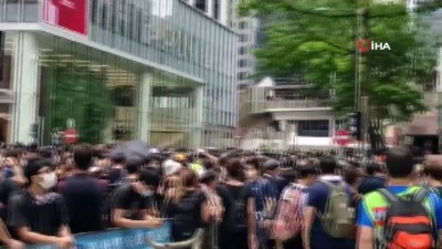 geri cekilme -  - Hong Kong'da Protestocular Yeniden Sokaklarda
- Protestocular Polis Merkezini Kuşattı  Videosu