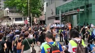 geri cekilme -  - Hong Kong'da Protestocular Yeniden Sokaklarda
- Protestocular Polis Merkezini Kuşattı Videosu