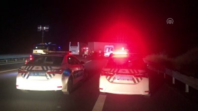 trafik kazasi - İzmir'de zincirleme trafik kazası: 1 ölü, 1 yaralı  Videosu