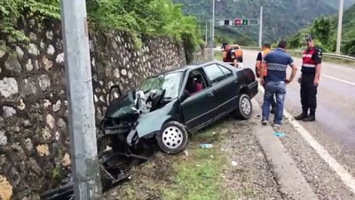 aydinlatma diregi - Otomobil direğe çarptı: ikisi ağır 3 yaralı - KARABÜK  Videosu