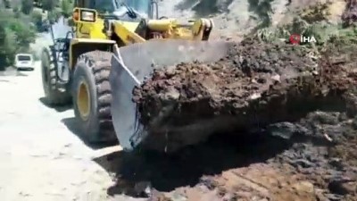 toprak kaymasi -  Şiddetli yağış nedeniyle ağaçlar devrildi, yol ulaşıma kapandı Videosu