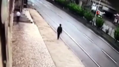 yolcu otobusu -  Tırın önüne böyle atladı Videosu