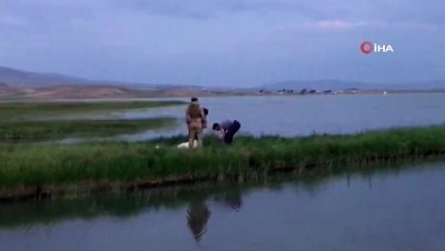 tahkikat -  16 yaşındaki genç, balık tutmak için girdiği gölette bataklığa saplanarak boğuldu  Videosu