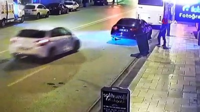 trafik kazasi -  Kontrolden çıkan otomobil midibüse böyle çarptı Videosu