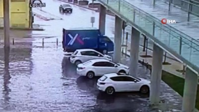 luks otomobil -  Lüks otomobil durağa böyle daldı  Videosu