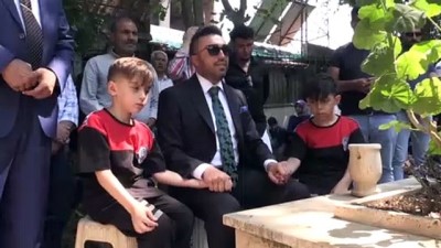 polis lojmanlari - Sünnet töreni öncesi şehit babalarının mezarı ziyaret ettiler - HATAY Videosu