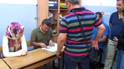 vatandaslik -  71 yaşındaki kadın oy kullanmaya yürüteç ile geldi  Videosu