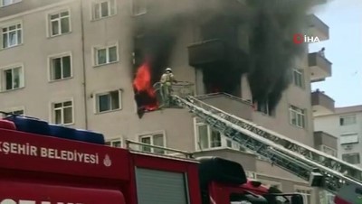 baros -  Kadıköy’de yangın çıkan binada can pazarı kamerada  Videosu