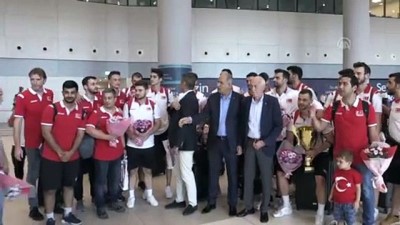 milli sporcu - Şampiyon voleybolcular yurda döndü - İSTANBUL Videosu