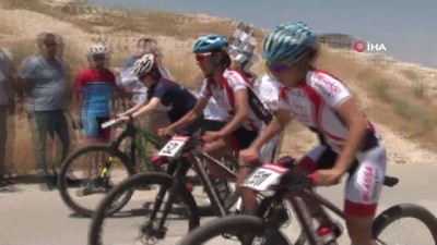 yaris - Türk sporcular Mardin'deki dağ bisikleti yarışlarına damga vurdu Videosu