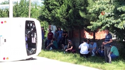 trafik kazasi -  Sakarya’da işçi servisi devrildi: 4 yaralı Videosu