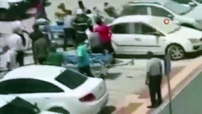 engelli vatandas -  Alev alan otomobildeki engellinin kurtarılma anı kamerada  Videosu