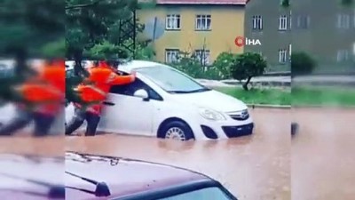 mahsur kaldi -  Nallıhan'da selde kalan araca ASKİ ekipleri yetişti Videosu