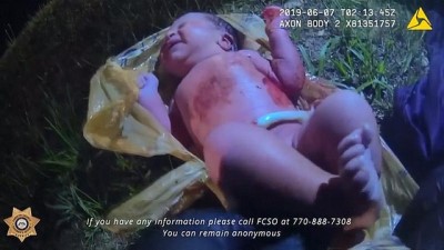 yeni dogmus bebek -  | Yol kenarına atılan poşetten yeni doğmuş bebek çıktı Videosu