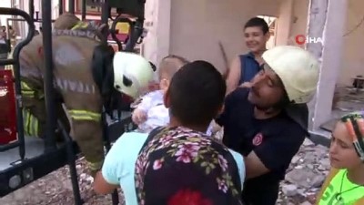 bebek -  Arnavutköy’de can pazarı: Yangında mahsur kalan 2’i bebek 4 kişi kurtarıldı Videosu