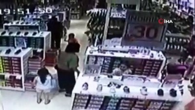 harekete gec -  AVM’deki mağazada bebek pusetinden 20 bin lira çalan hırsızlar kamerada  Videosu