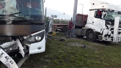 otobus soforu -  Hatay’da tır ile otobüs böyle çarpıştı  Videosu