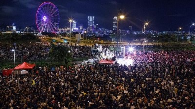 Hong Kong’ta binlerce gösterici 'Şimdi Demokrasi' sloganları attı