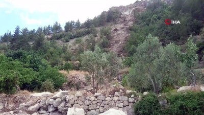 karbon -  Karaman’da dev kaya parçası köy yoluna düştü  Videosu