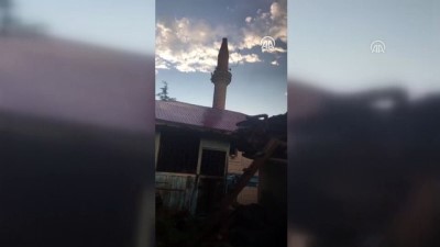 Yıldırım isabet eden minare hasar gördü - ERZURUM