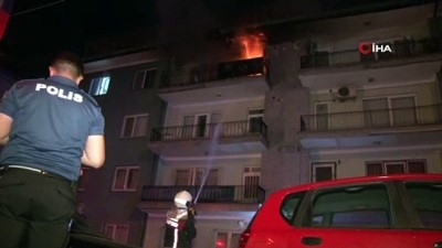 saglik ekibi -  Başkent’te binanın 3. katında çıkan yangında 3 kişi mahsur kaldı  Videosu