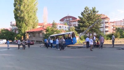 elektrik diregi - Başkentte dolmuş ile otomobil çarpıştı: 8 yaralı - ANKARA  Videosu