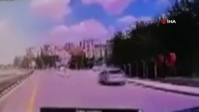 kirmizi isik -  Kırmızı ışıkta geçen dolmuş motosiklete çarptı  Videosu