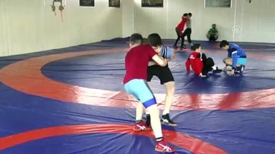 milli guresci - Milli güreşçi Alperen'in gözü Avrupa şampiyonluğunda - SAKARYA  Videosu