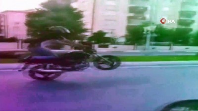 trafik magandasi -  Motosikletli magandanın tek teker terörü kamerada  Videosu