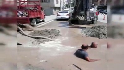 sebeke suyu -  Su patlağını tamir etmeye çalışan belediye işçileri çamura daldı  Videosu