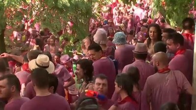 cephane - İspanya'da 'şarap savaşı' partisinde 70 bin litre şarap cephane oldu Videosu