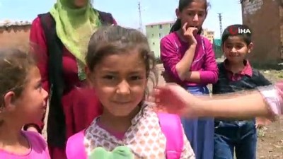 bayram hediyesi -  Sinoplu Esra Öğretmenden Diyarbakırlı köy çocuklarına bayram hediyesi  Videosu