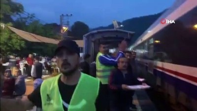 yolcu treni -  Tren yolculuğuna iftar arası  Videosu
